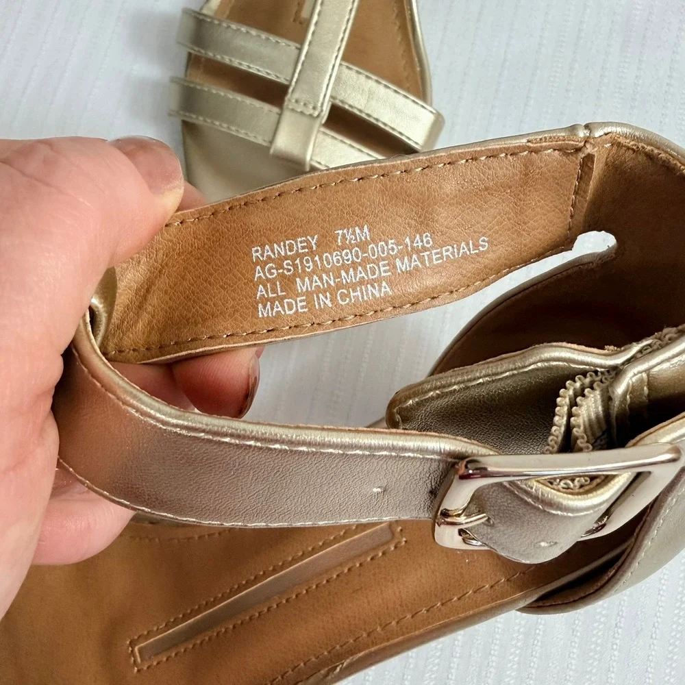 New Directions Womens Classic Gold T-Strap Kitten Heel Sandals 7.5M‎ Minimalist